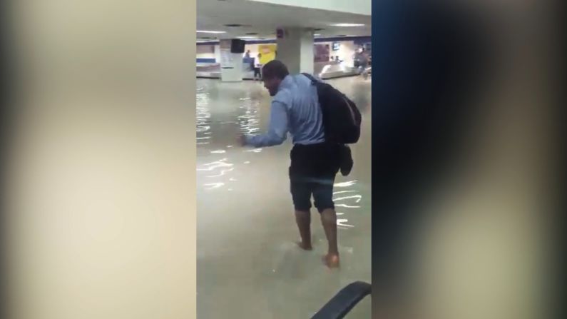 El Aeropuerto Internacional Toussaint Louverture de Puerto Príncipe también se vio afectado por las lluvias y este martes resultó inundado en su interior, incluidas las salas de espera y de recogida de equipajes.