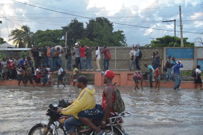 En Haití, las lluvias no solo han inundado a la capital, también destruyeron varias plantaciones en el sur del país, que apenas empezaba a recuperarse por el paso del huracán Matthew, en octubre del 2016.