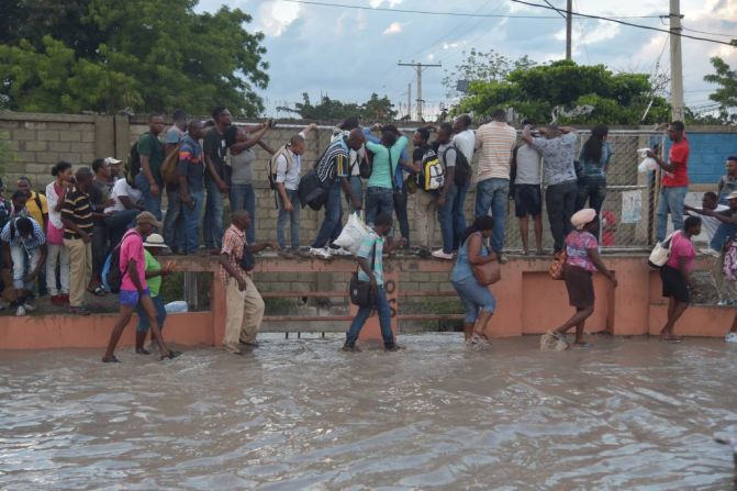 Los haitianos tuvieron que esquivar varios obstáculos para atravesar algunas calles de Puerto Príncipe que resultaron inundadas este 2 de mayo. Las lluvias que azotan a Haití también han afectado al vecino país de República Dominicana, donde 24 de 32 provincias se encuentran en alerta y 14.000 personas han sido evacuadas, según el Centro de Operaciones de Emergencia de ese país.