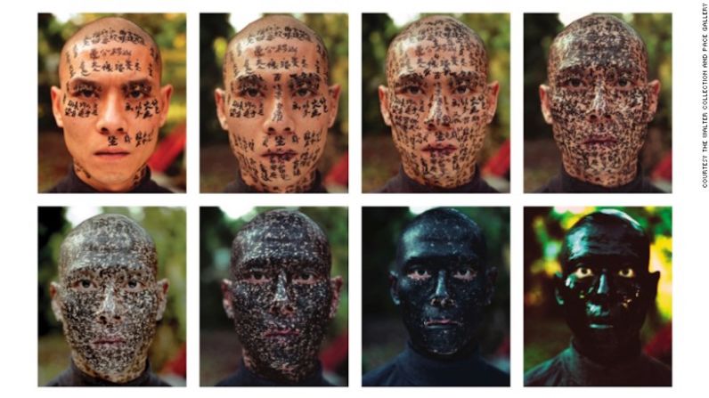 Del álbum ‘Family Tree’ (2001) de Zhang Huan — En la serie de fotografías ‘Family Tree’, el artista Zhang Huan usa su propio cuerpo para explorar el fenómeno social. Calígrafos recubren lentamente su rostro con frases, desde lemas políticos de Mao Zedong hasta observaciones en el cráneo de Zhang. La secuencia tiene una tensión entre el yo y la sociedad, permitiendo a los espectadores ponderar en qué punto uno reemplaza al otro.