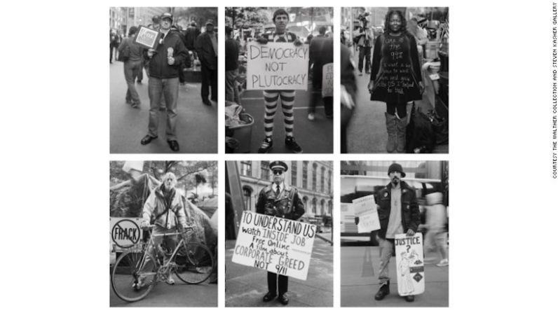 De la serie “Occupying Wall Street” (2011-2012) de Accra Shepp — En la serie “Occupying Wall Street”, el fotógrafo Accra Shepp se las arregló para tomar tantos retratos de manifestantes en el Zucotti Park de Nueva York como fuera posible durante los últimos meses de 2011. Yuxtapuesto frente a la serie de “La Familia” de Shepp, la serie representa la respuesta política a la estructura de poder revelada en las fotografías de Avedon.