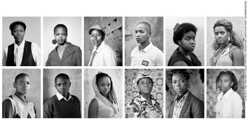 De la serie "Faces and Phases" (2006-2014) de Zanele Mulholi — La fotógrafa sudafricana Zanele Mulholi se autodefine como una “fotógrafa activista”. Ella ha tomado fotos de lesbianas y personas transgénero como forma de resistencia artística contra la violencia física y sexual sistemática que ellos enfrentan. El formato serial lleva a casa la solidaridad de los sujetos frente a una opresión compartida, mientras que demuestra la diversidad de la comunidad.