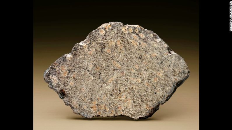 NWA 7397, un meteorito de Marte, encontrado en el desierto del Sahara, en Marruecos, cuyo valor es estimado entre 30.000 y 50.000 dólares.