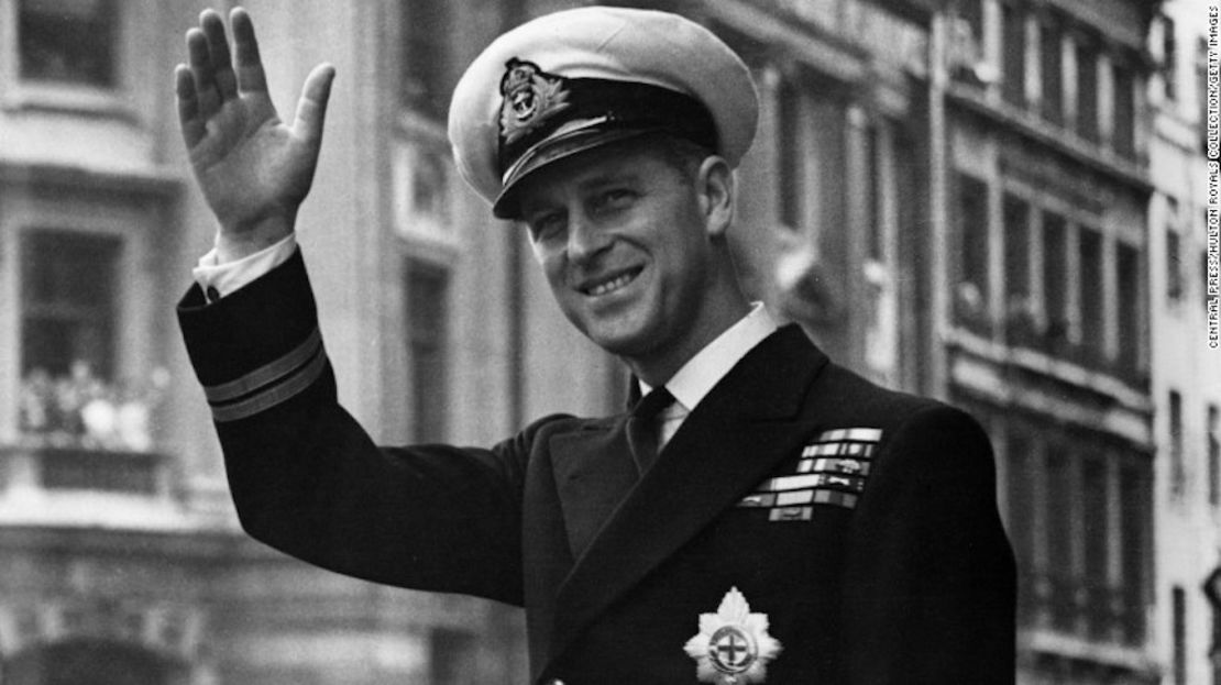 El príncipe Felipe, duque de Edimburgo, saluda desde el techo de un auto en mayo de 1948.