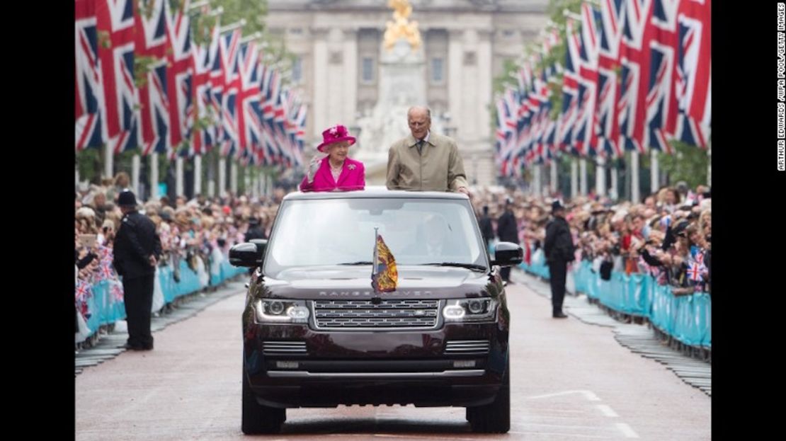 La reina y el príncipe Felipe saludan a los invitados que asistieron a las celebraciones en Londres durante el cumpleaños número 90 de la reina en 2016.