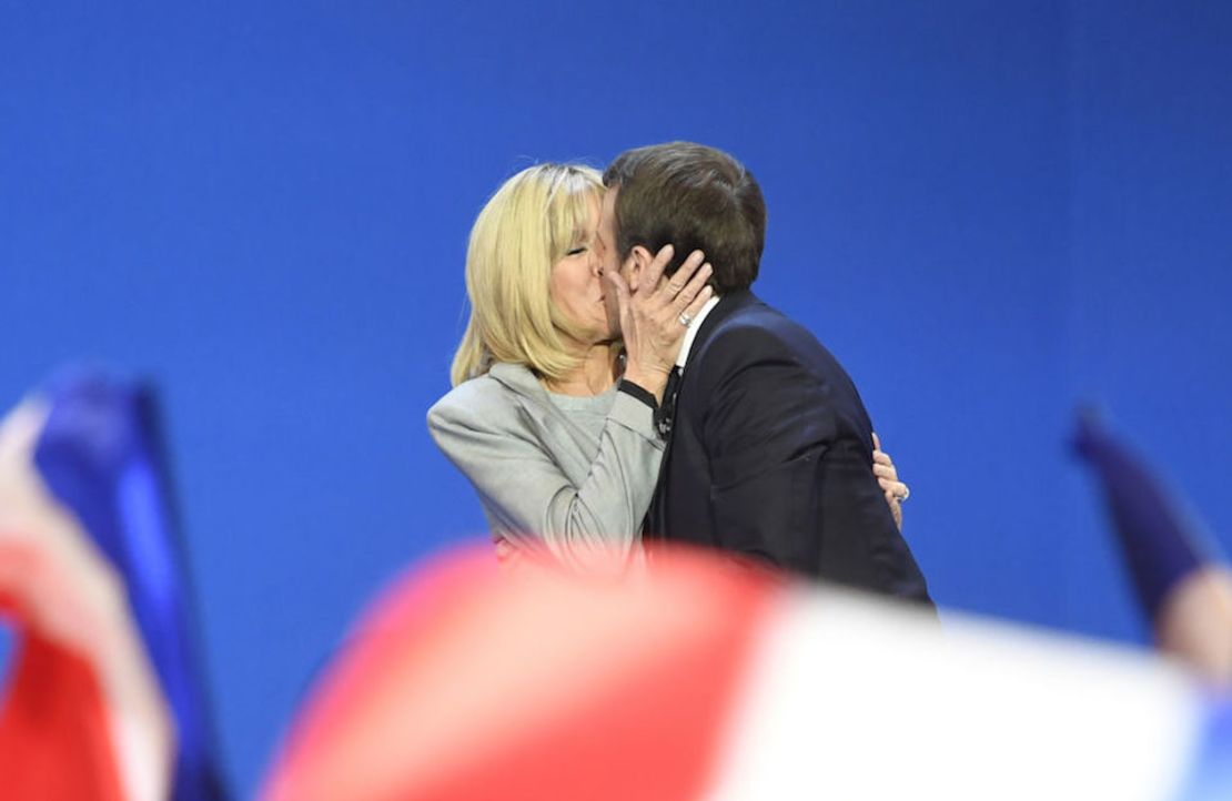 La historia de amor de Emmanuel Macron, el candidato que se casó con su  profesora | CNN