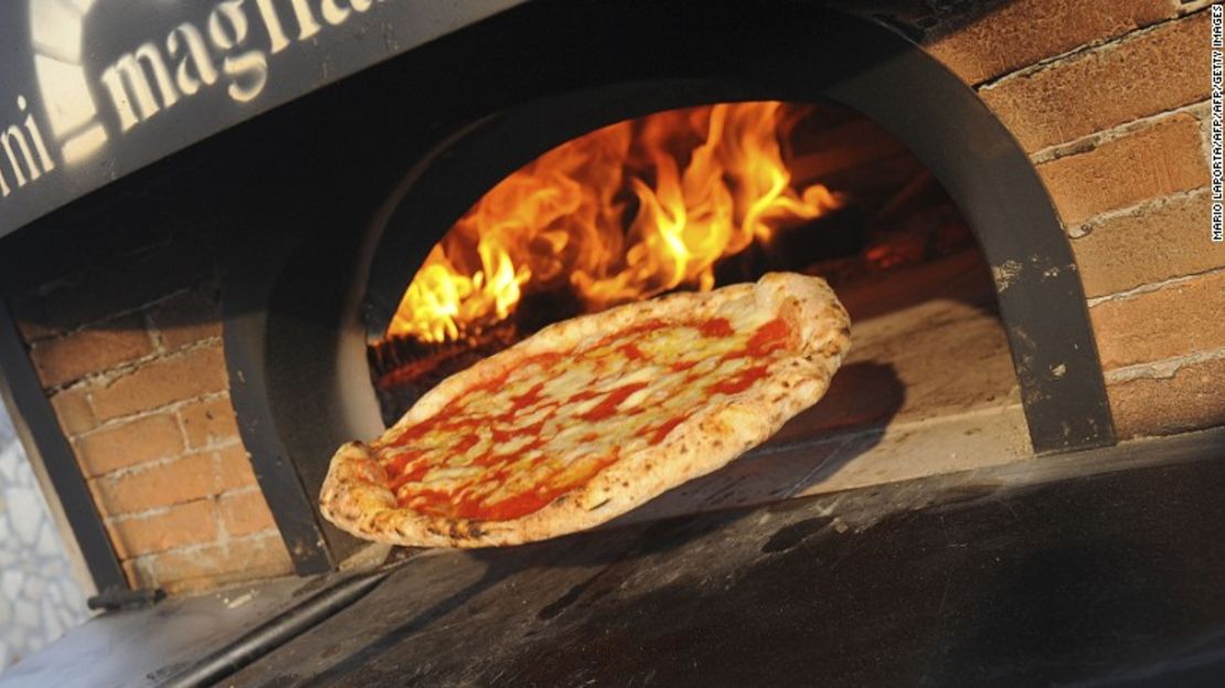 Pero lo que pones en tu pizza puede afectar significativamente su valor nutricional. Ingredientes tales como peperoni, salchichas y queso extra pueden aumentar la grasa saturada, el sodio y las calorías, mientras que las rebanadas con cortezas más finas y cubierto con verduras tienden a ser más bajos en calorías, grasas saturadas y sodio.