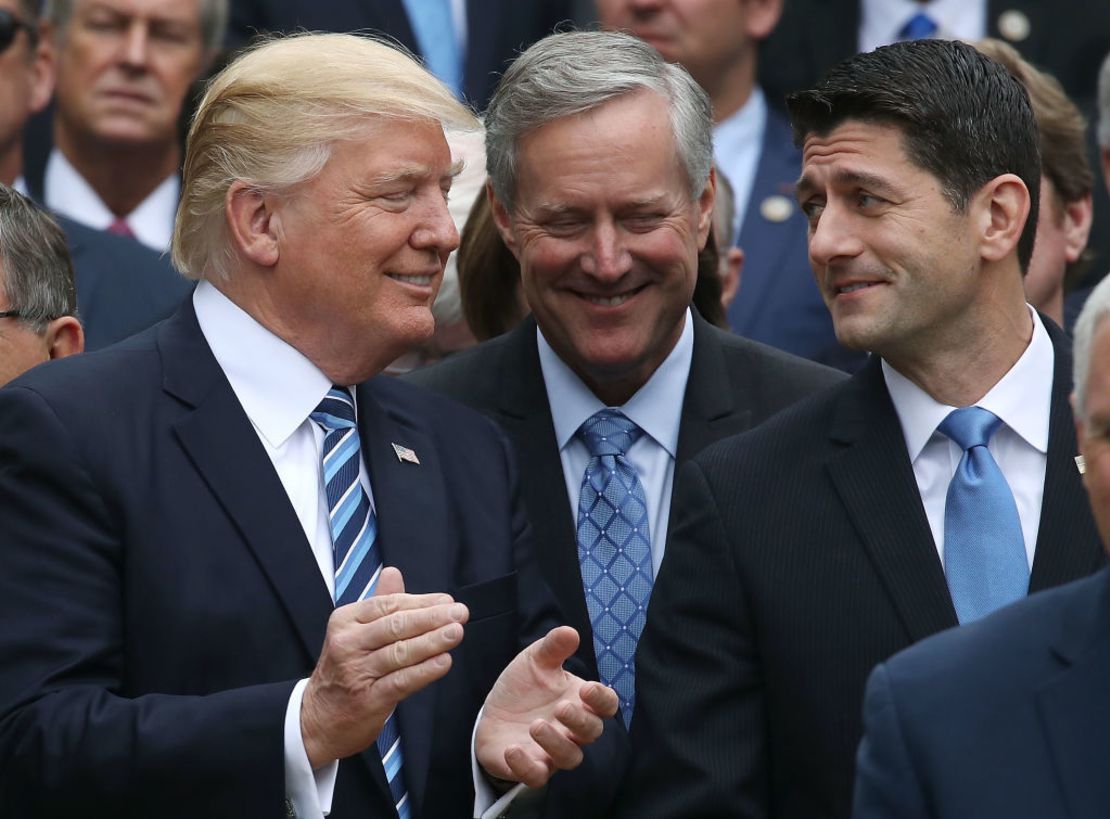 El presidente Donald Trump aplaude junto al presidente de la Cámara Paul Ryan y al presidente del grupo de legisladores conservadores House Freedom Caucus, Mark Meadows, luego de que la ley de salud para reemplazar el Obamacare pasara en la Cámara.