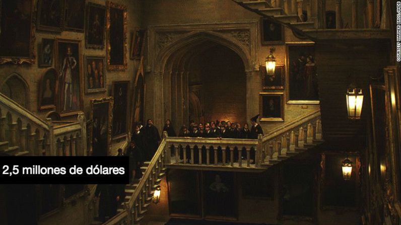 La escuela de Hogwarts creada por J.K. Rowling en 'Harry Potter': construido en las Tierras Altas de Escocia en 993 después de Cristo, según los textos de su creadora, este antiguo castillo en ruinas cuenta con 142 escaleras, amplias torres, torrecillas y bosques, así como un campo de quidditch y un lago.