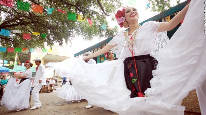 FOTOS | Las otras maneras creativas de celebrar el Cinco de Mayo en imágenes (antes de la pandemia): San Antonio, Texas: la Plaza del Mercado de San Antonio es el hogar de tiendas y restaurantes y usualmente cuenta con entretenimiento en vivo.