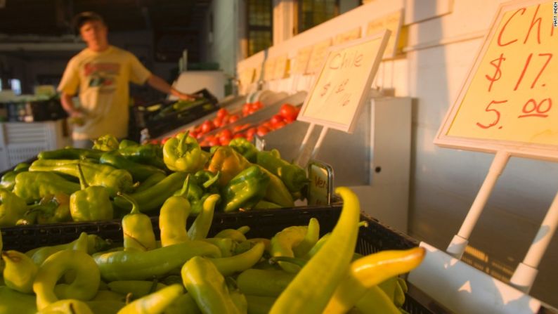 Pueblo, Colorado: un puesto cerca de Pueblo vende chiles verdes. En septiembre, la ciudad organiza un Festival de Chile y Frijoles.