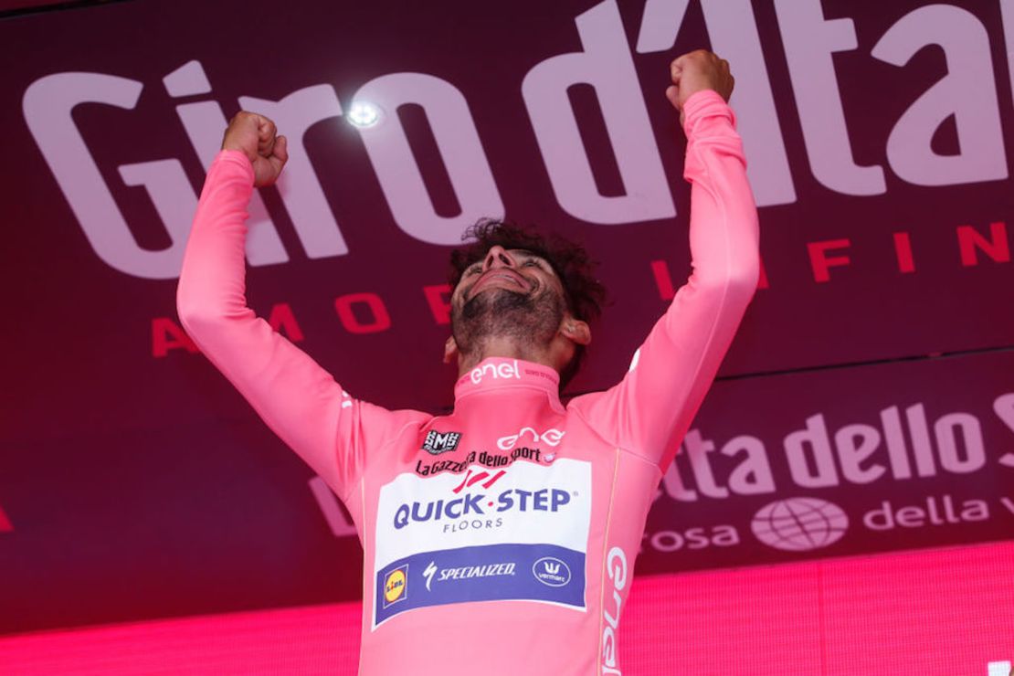 Fernando Gaviria se puso la "maglia rosa" que lo identifica como líder del Giro de Italia.