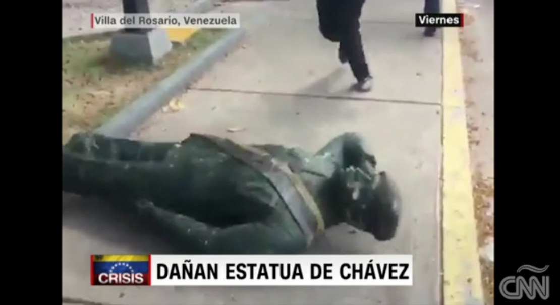 Estatua de Hugo Chávez fue derribada.