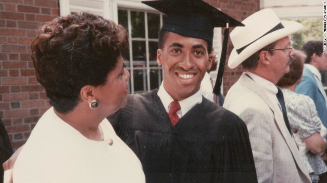 Pleasants en su graduación de Yale junto a su madre.