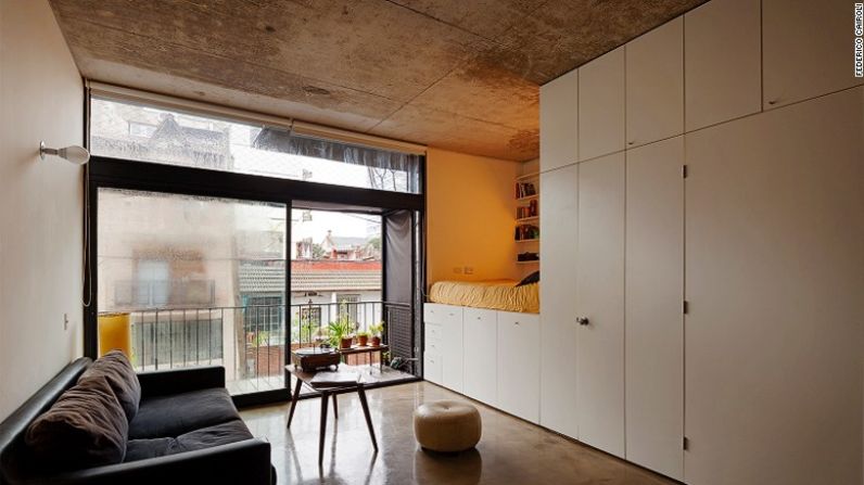 Quintana 4598 es el nombre de este proyecto de 12 microapartamentos en Buenos Aires (Argentina), diseñado por IR Arquitectura. Cada microcasa tiene puertas de vidrio corredizas que permiten que les entre suficiente luz y hacen que sus habitantes se sientan más conectados con la vida del barrio.