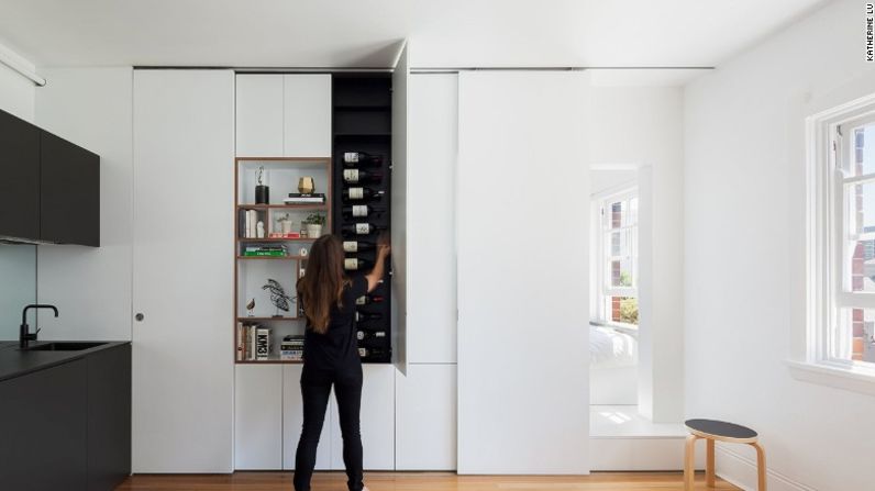 El espacio abierto de este microapartamento (llamado Darlinghurst) de una sola habitación se divide en dos para separar las áreas comunales y privadas. Está en Sydney y fue diseñado por la firma Brad Swartz Architects.