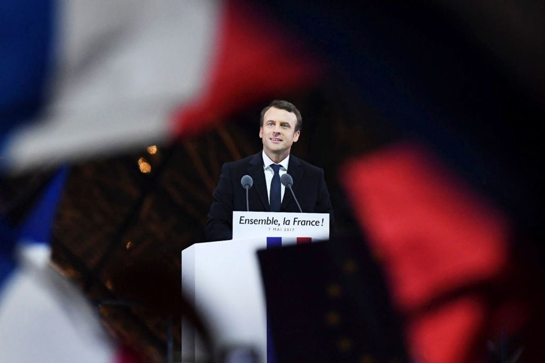 Emmanuel Macron, del movimiento político En Marcha, da su discurso de victoria frente a sus seguidores en el Museo de Louvre el 7 de mayo de 2017 en París, Francia.