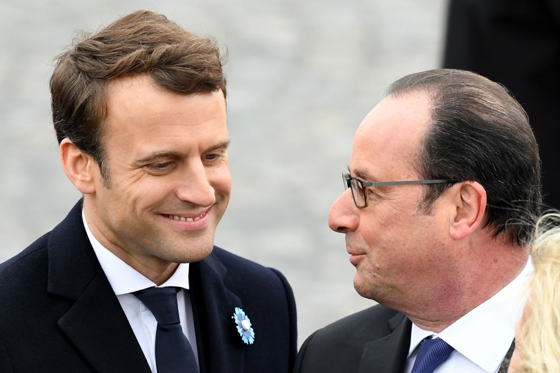 Macron junto al saliente presidente francés, Francois Hollande, durante una ceremonia conmemorativa de la victoria aliada en la Segunda Guerra Mundial, en el Arco de Triunfo de París.