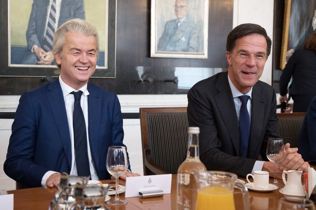 Geert Wilders (i), líder del PVV, junto al primer ministro holandés, Mark Rutte, durante una reunión en La Haya.