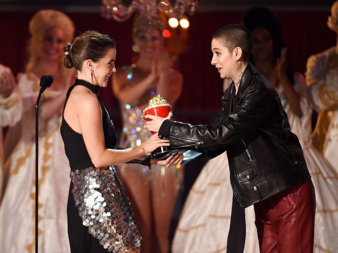 Emma Watson recibió el premio a Mejor Actor de una película por su rol en "Beauty and the Beast"; lo recibió de manos de la actriz Asia Kate Dillon.