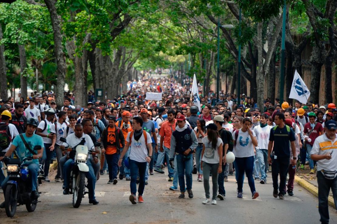 Estudiantes de la Universidad Central de Venezuela marchan hacia el Ministerio de Educación para rechazar la Asamblea Constituyente propuesta por el presidente Nicolás Maduro.