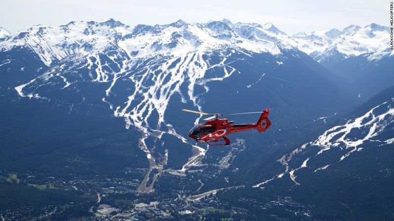 Una vez allí, la compañía Blackcomb Helicopters hace recorridos desde el Helipuerto de Whistler por toda la región de las Montañas Costeras.