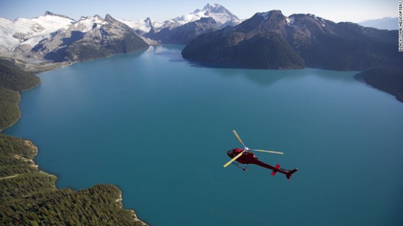 Para llegar a la ciudad de Whistler necesitas hacer un viaje de casi dos horas por la muy bien llamada Autopista del Mar al Cielo, desde el Aeropuerto Internacional de Vancouver. Whistler es la casa del famoso centro de esquí Whistler Blackcomb.