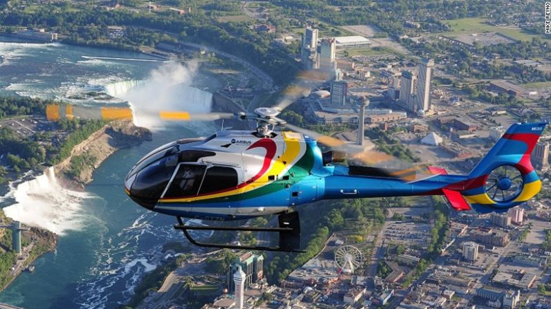 Según la empresa Niagara Helicopters, que funciona del lado canadiense, el año pasado unas 100.000 personas experimentaron los recorridos aéreos sobre las cataratas con esa compañía.