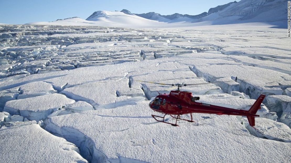 Con la empresa Blackcomb Helicopters puedes aterrizar en un glaciar de 12 mil años de antigüedad, en la Montaña del Arco Iris, en Canadá.