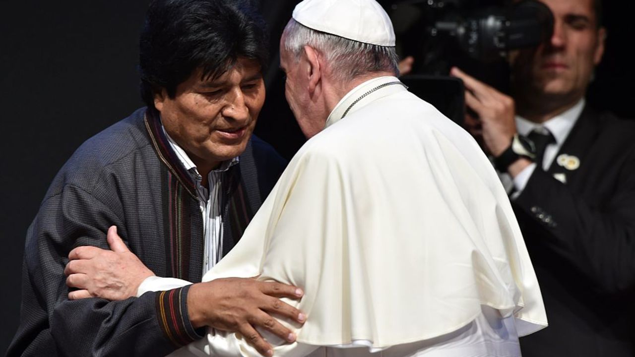 Foto de archivo: El papa Francisco saluda al presidente Evo Morales durante su visita a Santa Cruz, Bolivia, en julio de 2015.