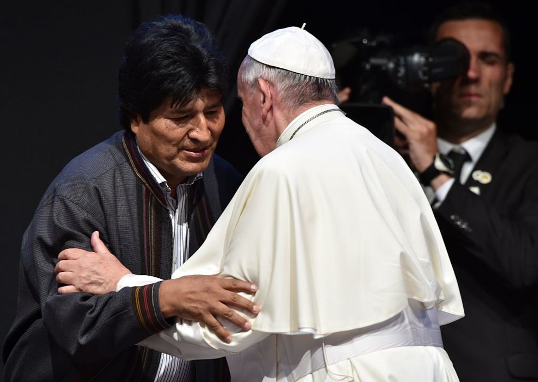 Foto de archivo: El papa Francisco saluda al presidente Evo Morales durante su visita a Santa Cruz, Bolivia, en julio de 2015.