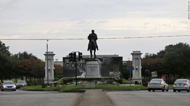 En esta imagen aparece la estatua de Beauregard en la entrada del City Park en la Av. de la Explanada en Nueva Orleans en septiembre de 2015.