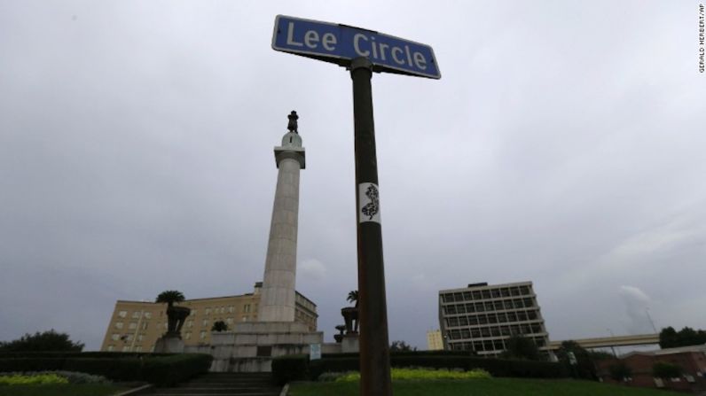 Los otros dos monumentos —el de los generales de la Confederación Robert E. Lee (en la foto) y de Pierre Gustave Toutant Beauregard— también serán reubicados.