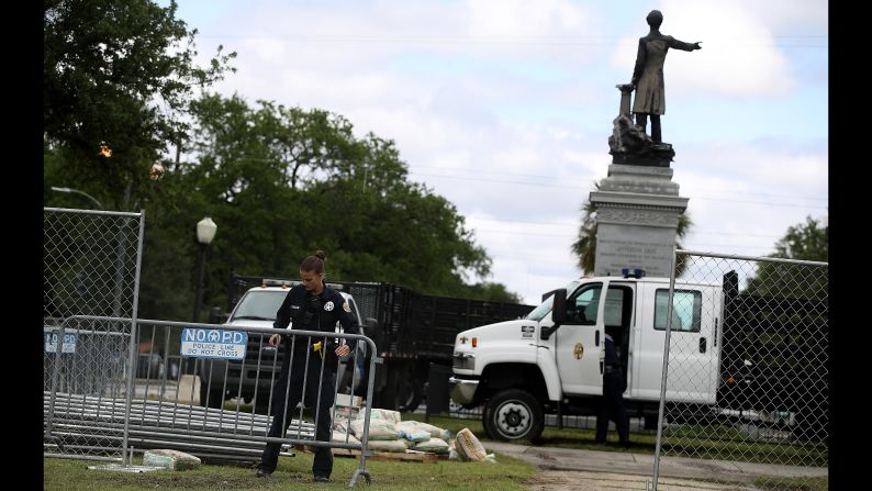 La policía de Nueva Orleans había acordonado el área alrededor de la estatua de Davis de 1,8 metros de altura con una cerca de alambre para mantener alejados a los manifestantes.