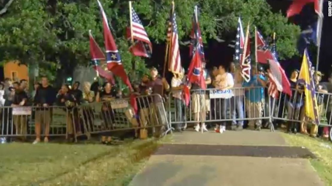 Partidarios del monumento de Davis ondearon banderas de la Confederación y de Estados Unidos este jueves en la mañana antes de que la estatua fuera removida.