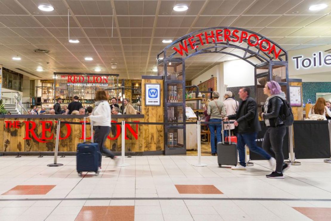 Para ayudar a los británicos a minimizar los síntomas de abstinencia de Spoons mientras están en el extranjero, hay tres en el Aeropuerto Gatwick de Londres.