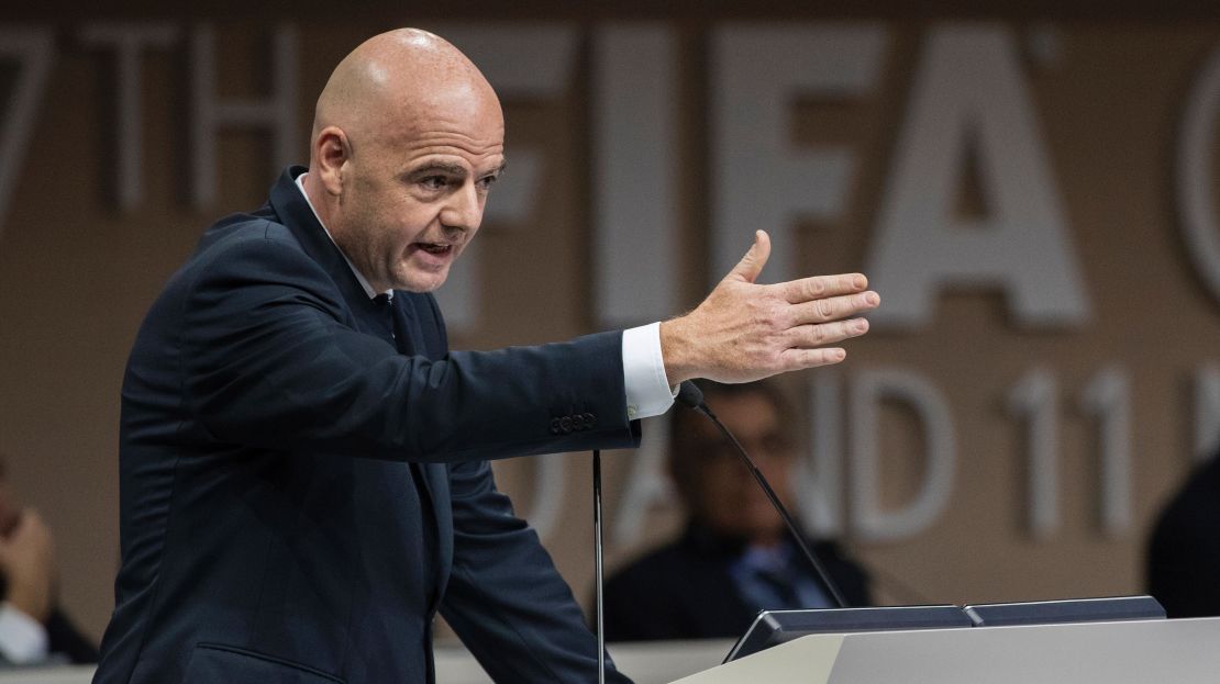 El presidente de la FIFA, Gianni Infantino, pronuncia un discurso durante el congreso de la organización deportiva en Manama (Bahrein).