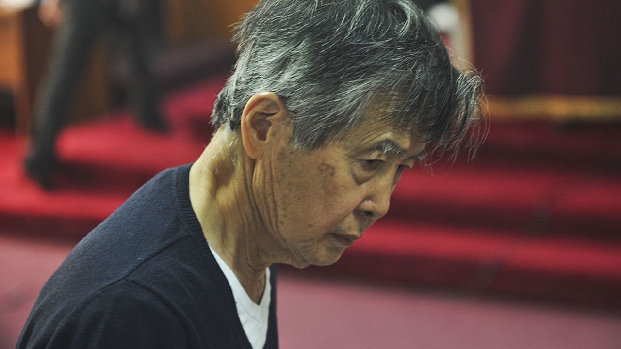 En esta imagen aparece el expresidente de Perú Alberto Fujimori durante un juicio en su contra en 2013. Para ese entonces ya había sido condenado a 25 años de prisión por violaciones a los derechos humanos durante su diez años de presidencia.