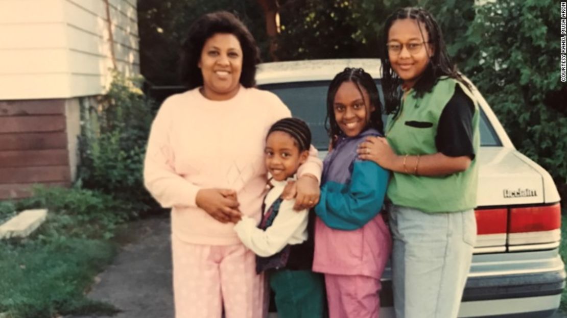 Rahel Musa Aron con sus hijas a mediados de los años 90. Aron decidió que ellas no sufrirían lo mismo que ella, su madre y su abuela, tuvieron que sufrir.