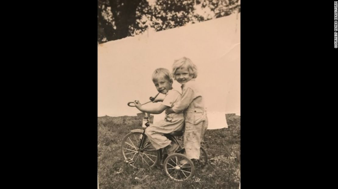 Renee Bergstrom con su hermano, por la época en que le cortaron el clítoris, en 1947.