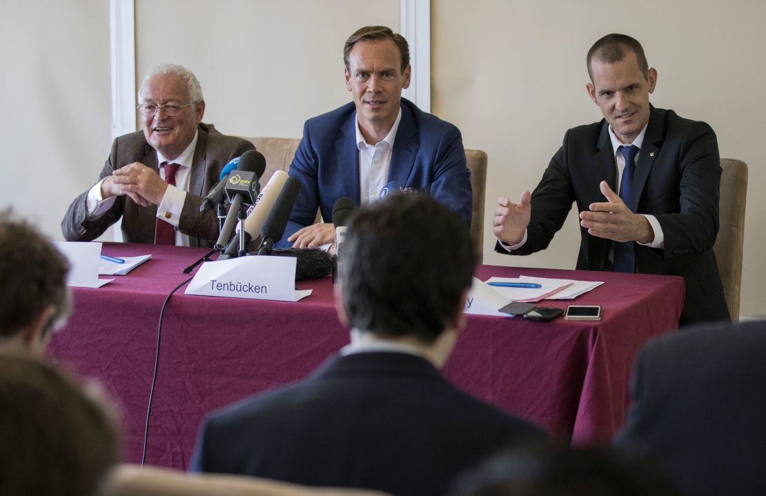 Hans-Joachim Eckert (i) y Cornel Borbely (d) durante una rueda de prensa en Bahrein.