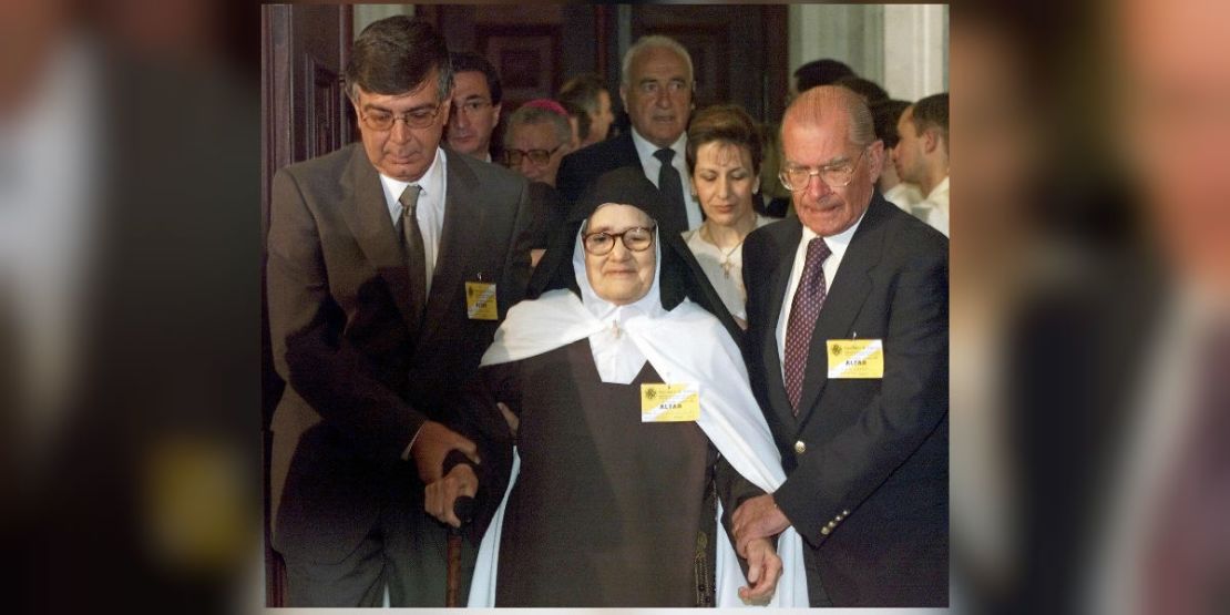 La hermana Lucía sale de la audiencia con el papa Juan Pablo II el 13 de mayo del 2000 en Coimbra (Portugal).