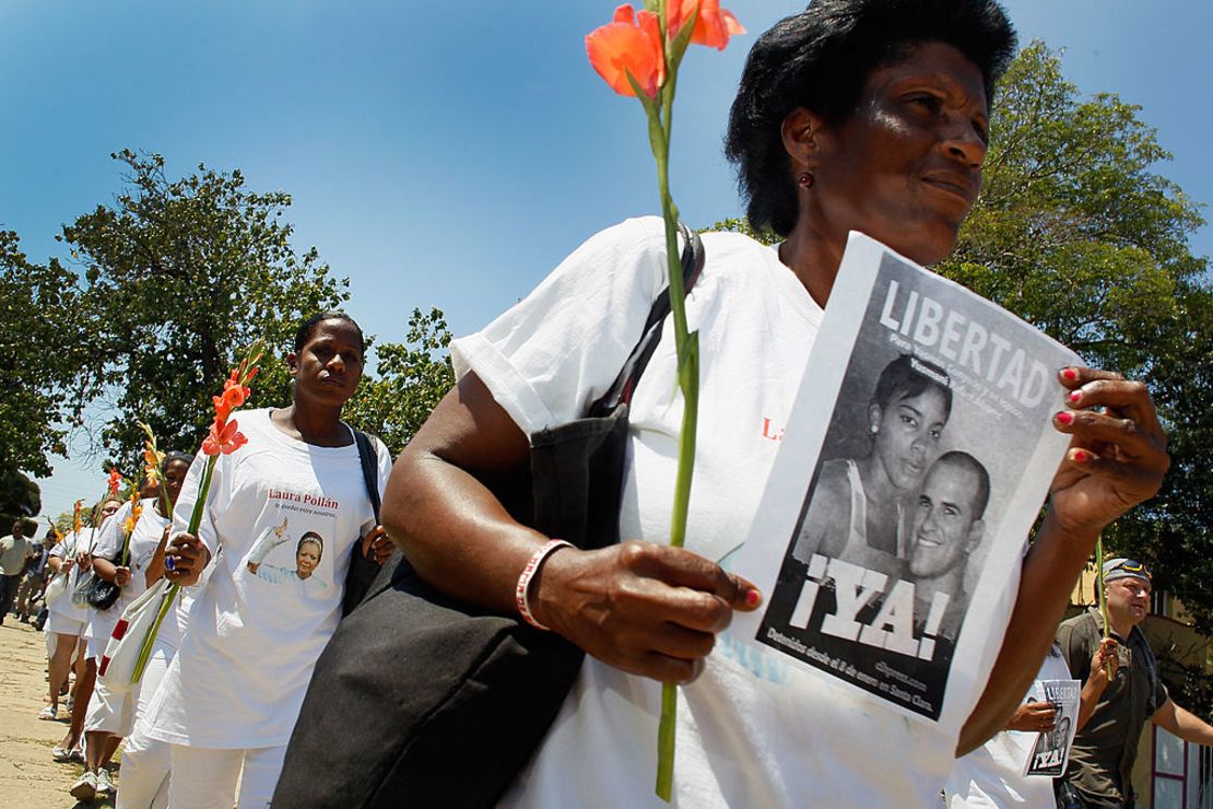 Foto de archivo. Un grupo de mujeres de las Damas de Blanco marchan por las calles de La Habana pidiendo la libertad de los presos políticos durante la visita del papa Benedicto XVI a la isla en marzo de 2012.