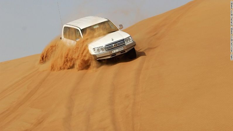 El aporreamiento de dunas de arena, o 'dune bashing', es uno de los deportes preferidos de los turistas que llegan al desierto de Dubai.