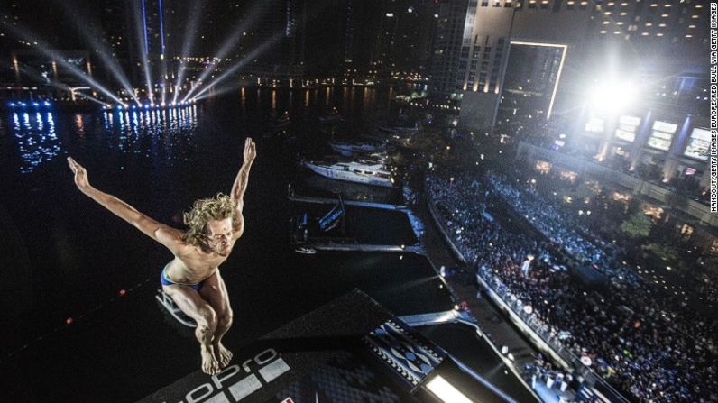 En la foto Gary Hunt, clavadista del Reino Unido, lanzándose desde una plataforma de 27 metros durante la serie de saltos desde acantilados de Red Bull, realizada en la marina de Dubai en octubre del 2016.