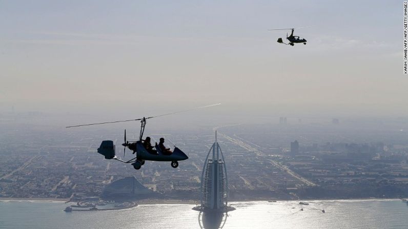 Una de las mejores maneras de ver el horizonte de Dubai —incluido el icónico hotel Burj Al Arab, por supuesto— es volando en girocóptero.