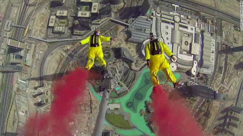 En el 2014, la municipalidad de Dubai, en colaboración con Skydive Dubai, invitó a los campeones mundiales de 'soul flyers' Fred Fugen y Vincent Reffet al Burj Khalifa para romper el récord oficial del salto más alto desde un edificio.