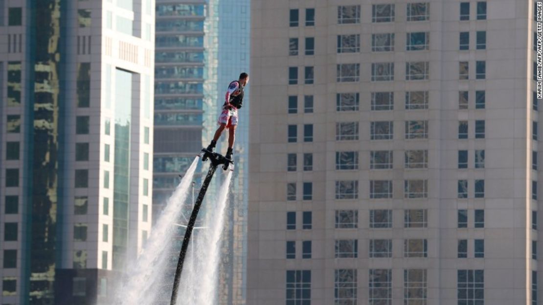 A esta práctica se le conoce como 'flyboarding'. Es de los deportes extremos más surreales que se pueden practicar hoy en Dubai. Los temerarios que se arriesguen a hacerlo podrán elevarse casi 10 metros de la superficie del agua.