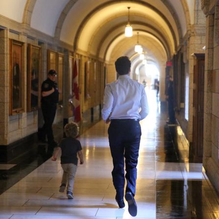 El primer ministro de Canadá, Justin Trudeau, tuvo esta semana una tierna visita en la oficina. Su hijo Hadrien, de 3 años.