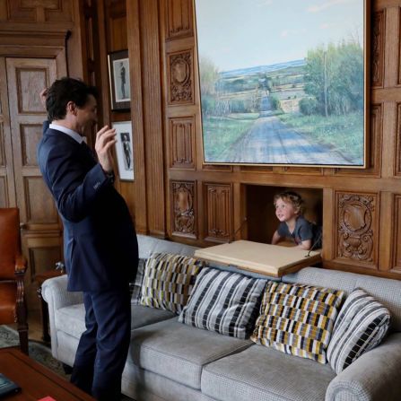 Con el mensaje "¡Con algo de compañía en la oficina hoy!", Trudeau publicó una serie de fotografías en sus cuentas oficiales de Facebook e Instagram.